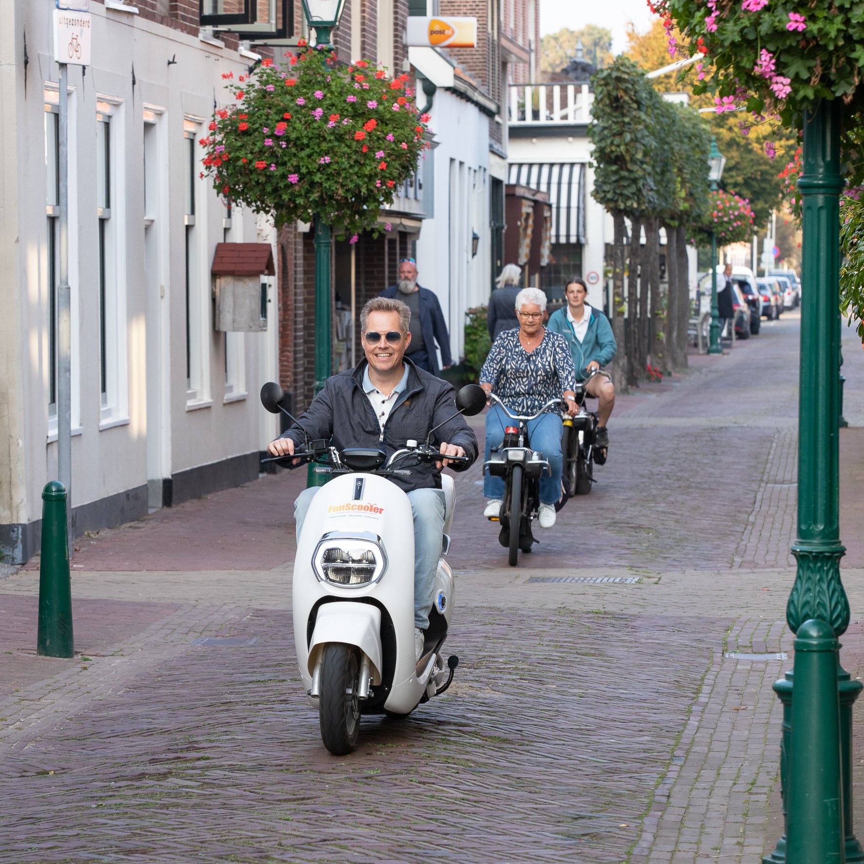 Espacioso veneno Rizo E-scooter huren in Noordwijk, Katwijk en in de Bollenstreek!