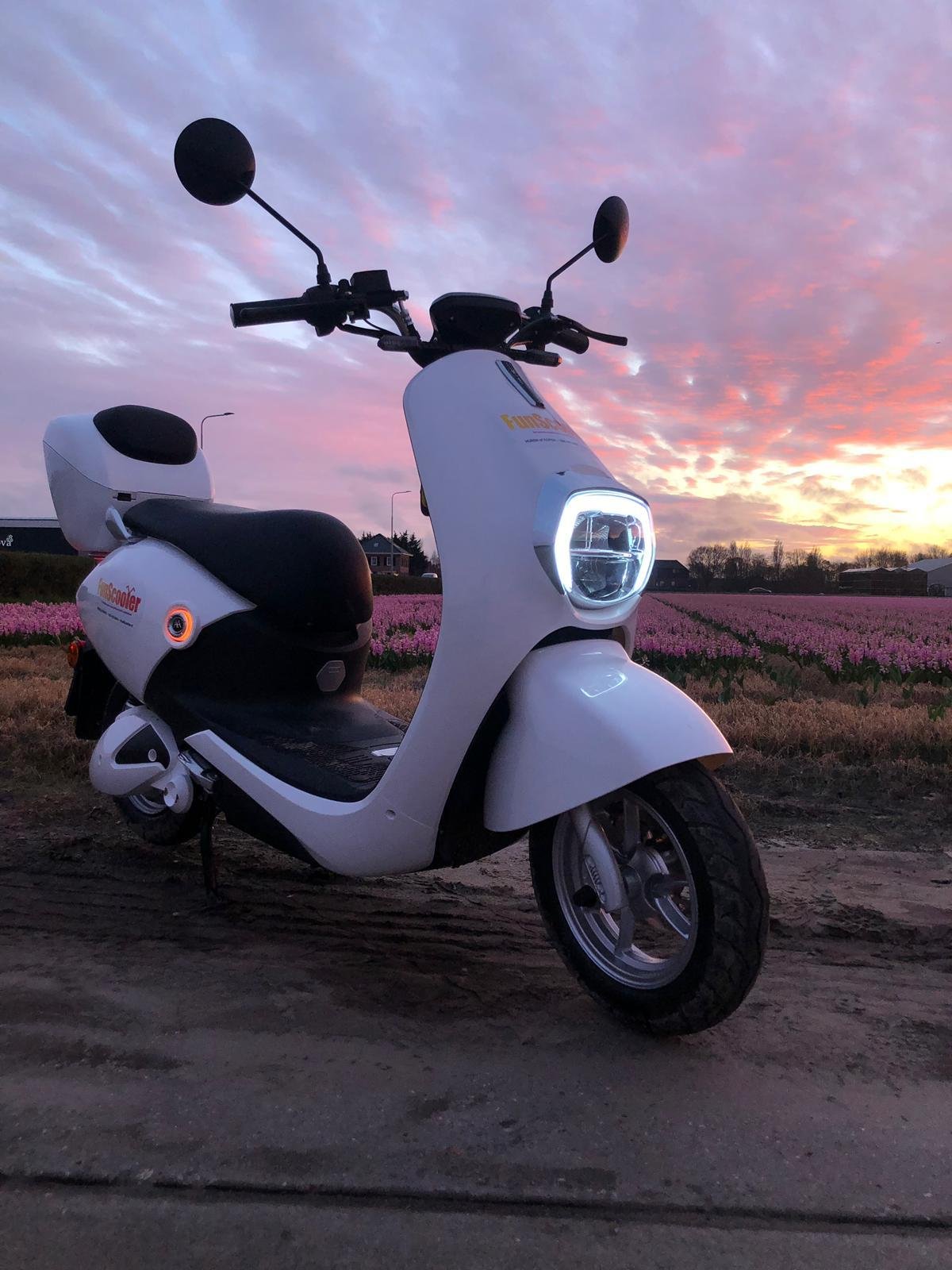 Espacioso veneno Rizo E-scooter huren in Noordwijk, Katwijk en in de Bollenstreek!